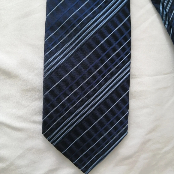 Dolce & Gabbana Silk Textured Navy and Blue Striped Tie Classic Luxury - Picture 6 of 15